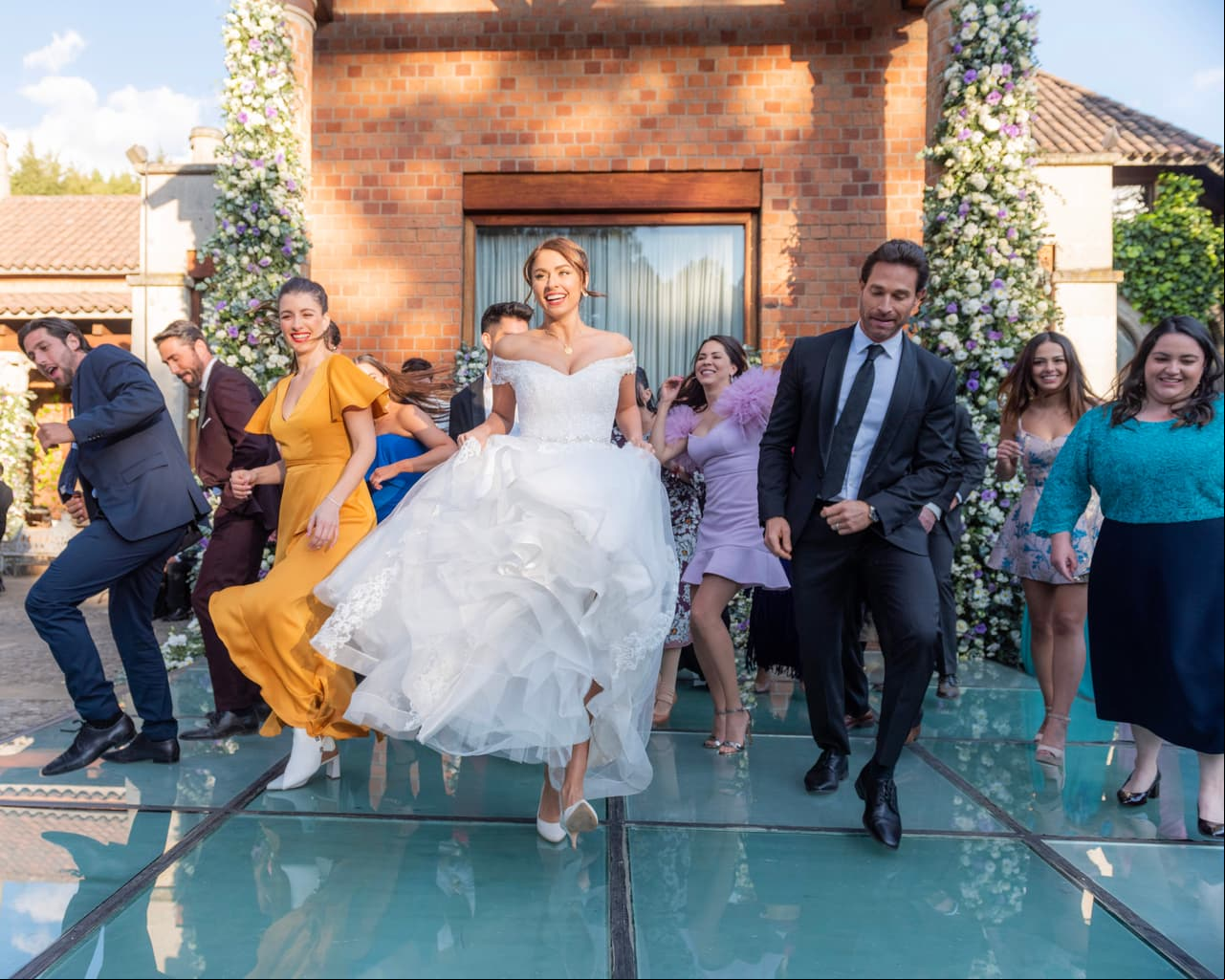 ¿Quién dice que los Salvatierra no son buenos para el baile? Los novios y los invitados demostraron su habilidad en la pista.
