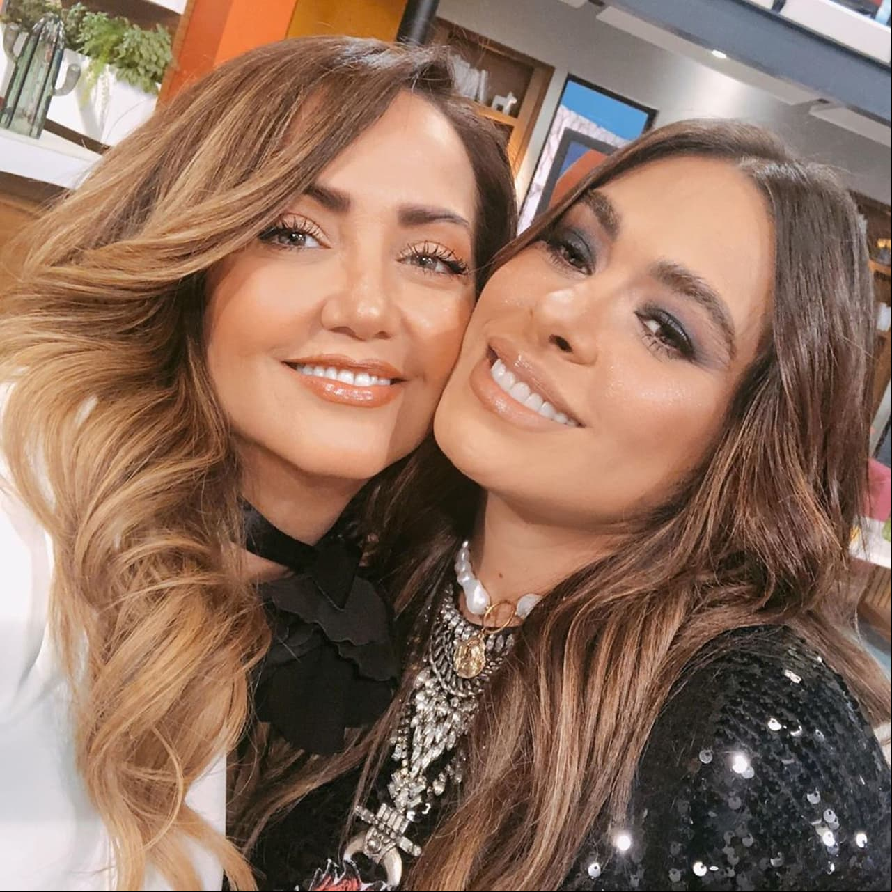 Galilea Montijo y Andrea Legarreta utilizaron sus respectivas cuentas de Instagram para presumir los enormes y peculiares adornos navideños que ya colocaron en sus casas, volviéndose tendencia y dejando con la boca abierta a sus seguidores.