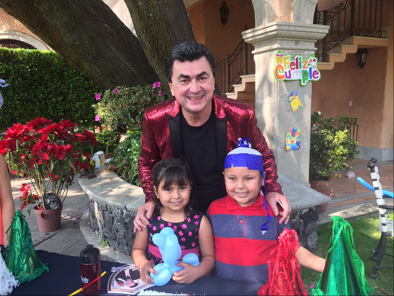 La cumpleañera y su hermanito se tomaron la foto con el reconocido mago.