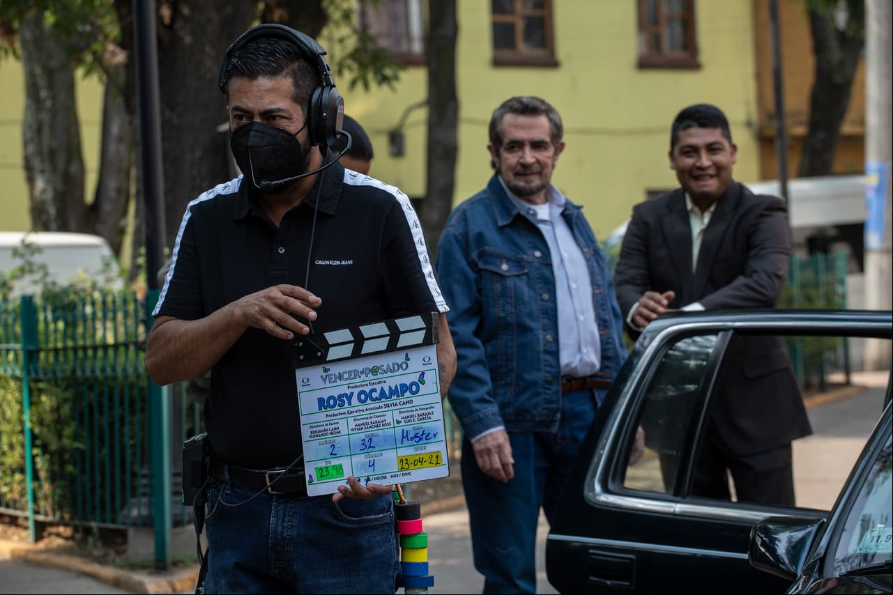 La producción alista cada detalle para darle el mayor realismo a la escena.