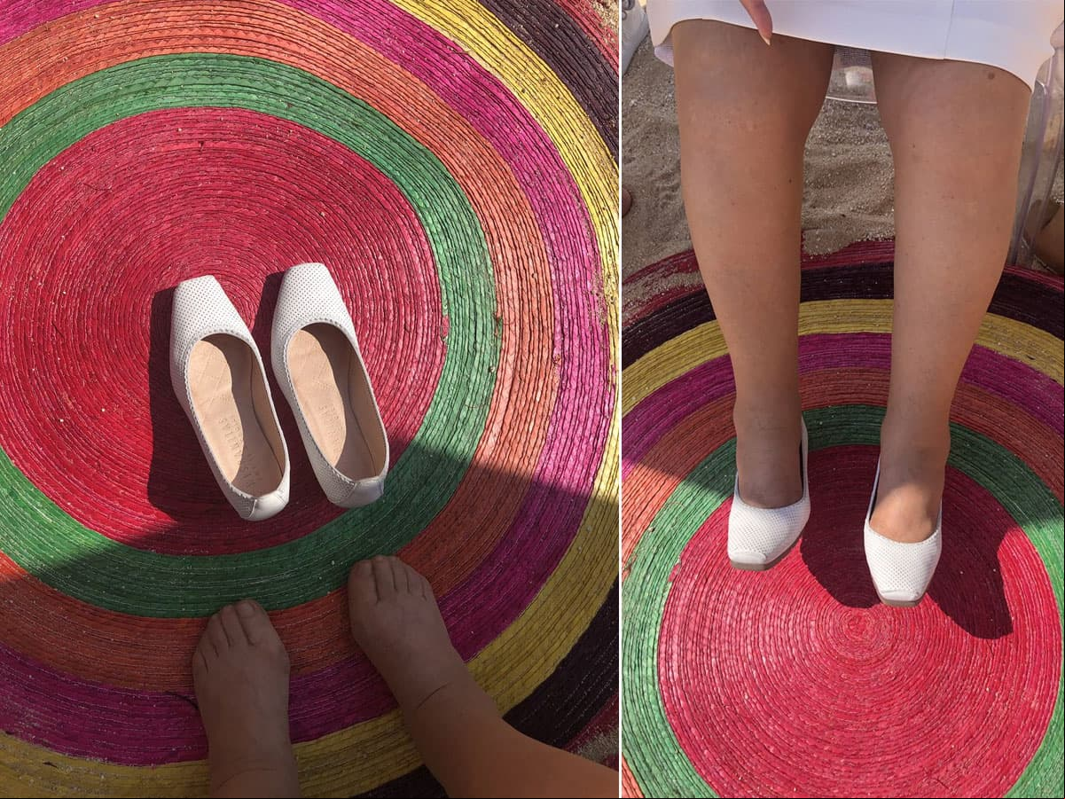 Carmen Salinas mostró los dos zapatos izquierdos que una tienda le vendió