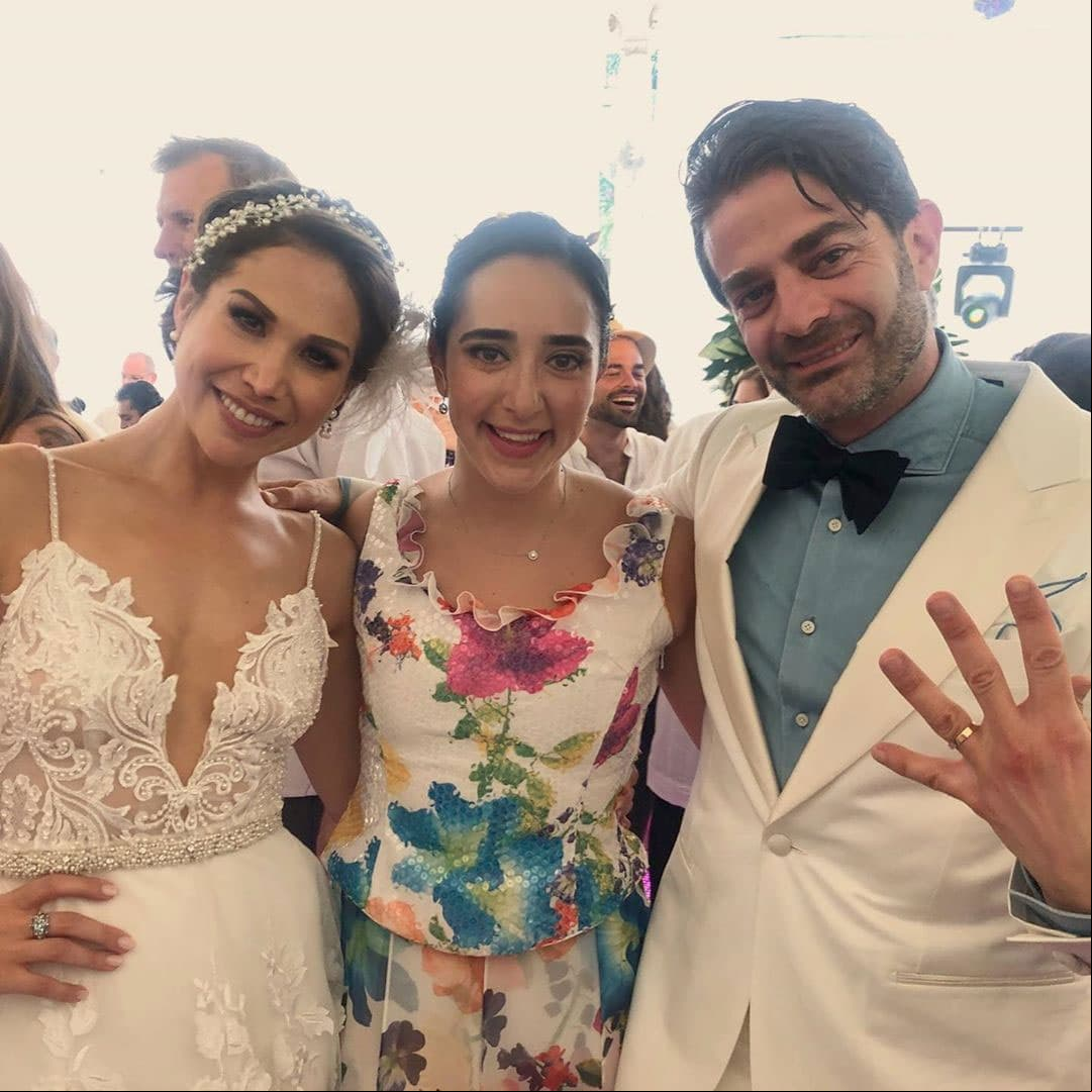 La cantante usó un vestido blanco con escote en ‘V’ con algunas transparencias, mientras que Joseph optó por un traje sastre del mismo color con una camisa azul y un moño negro.