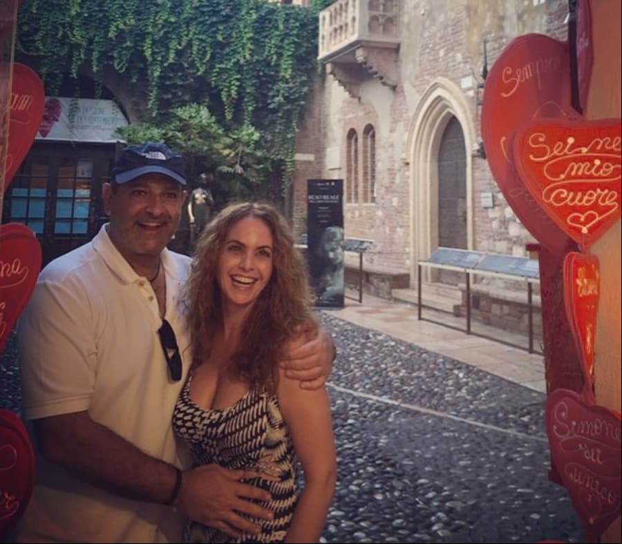 De acuerdo con el portal Caras, el empresario mexicano de origen libanes es sobrino de Carlos Slim, quien al igual que Lucero, está divorciado de su primera esposa Ana Paula O’Farril, con quien tuvo tres hijos, Ana Paula, Michel Jr. y Santiago Kuri.