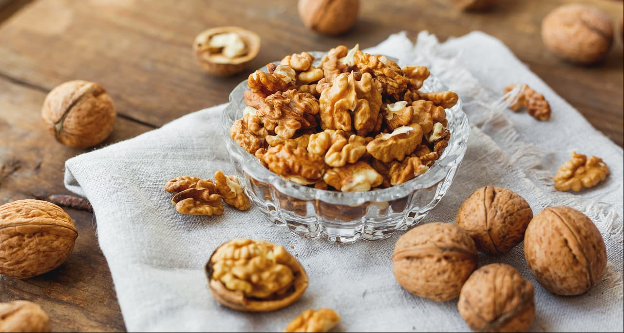 2. Aunque tienen muchos beneficios para el corazón, olvídate de las nueces. Un puño puede contener hasta 525 calorías. Los pistaches y las almendras serán tus mejores aliados.