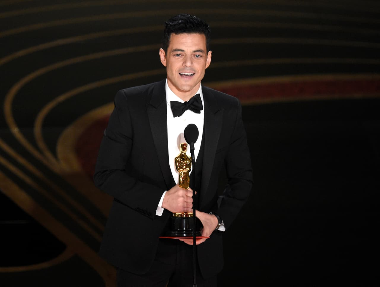 Rami Malek cae del escenario tras recibir el Oscar como ‘Mejor actor’