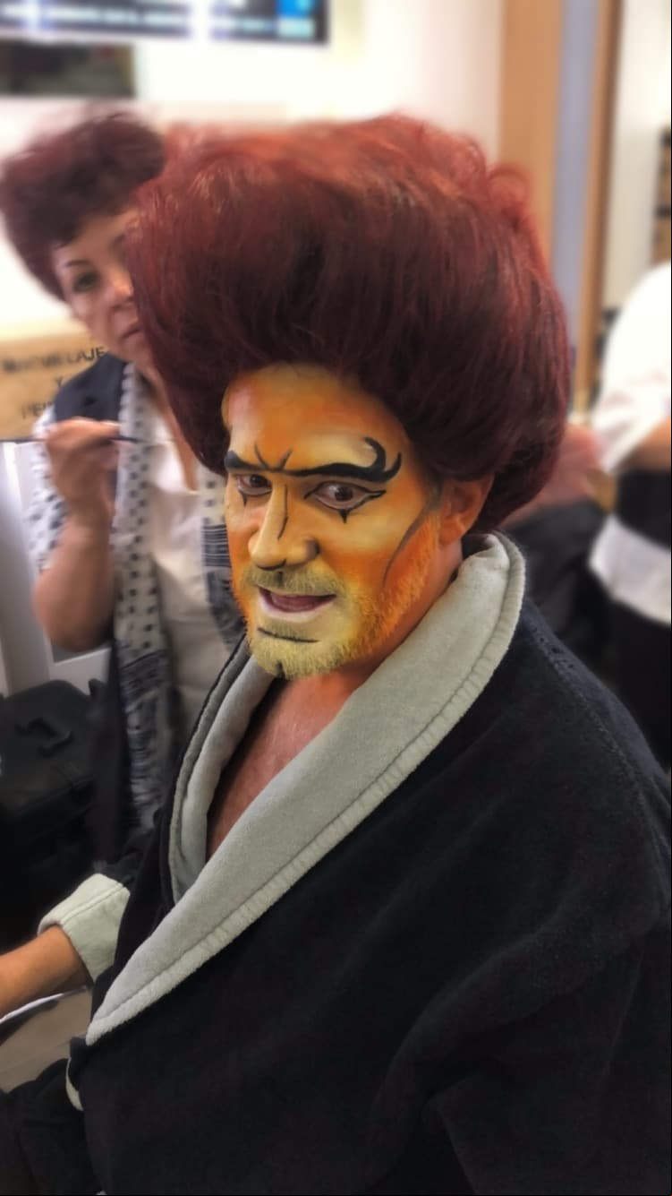 Simón se convirtió en Leon-O de los Thundercats.