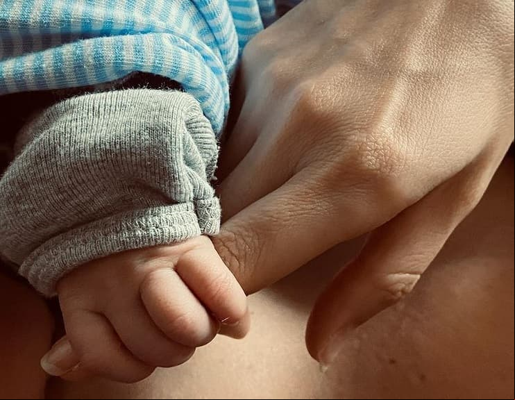 Tras poco más de una semana internada, Fernanda Castillo abandonó el hospital el pasado 15 de enero, luego de permanecer unos días en terapia intensiva. Aunque guardó silencio, este lunes 18 de enero rompió el silencio y afirmó que le salvaron la vida y que por fin estaba junto a su bebé.