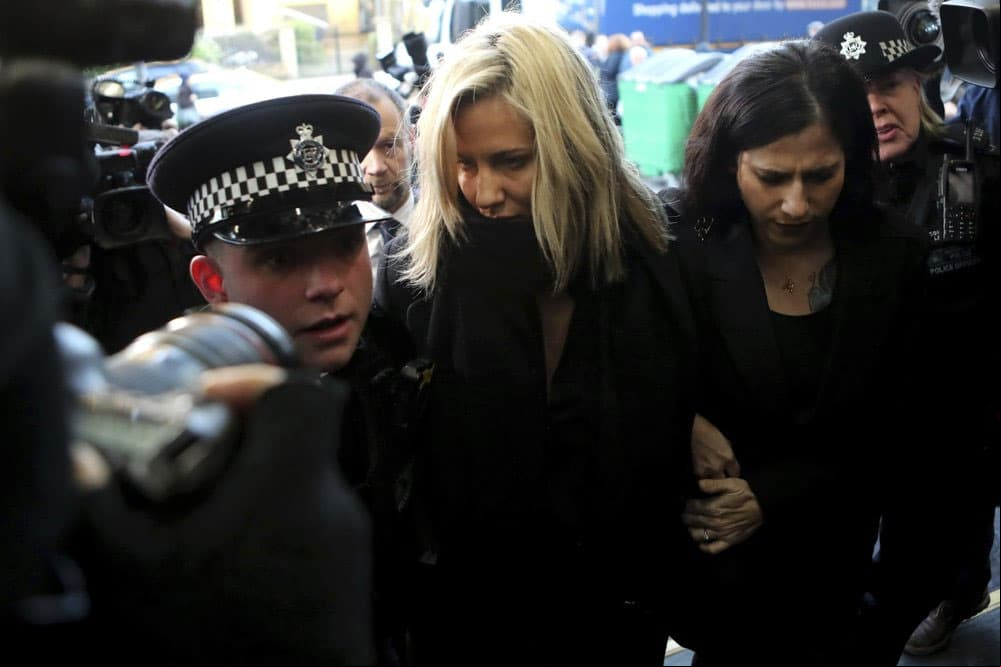 Caroline Flack al llegar a la corte en diciembre de 2019 acusada de agredir a su exnovio.