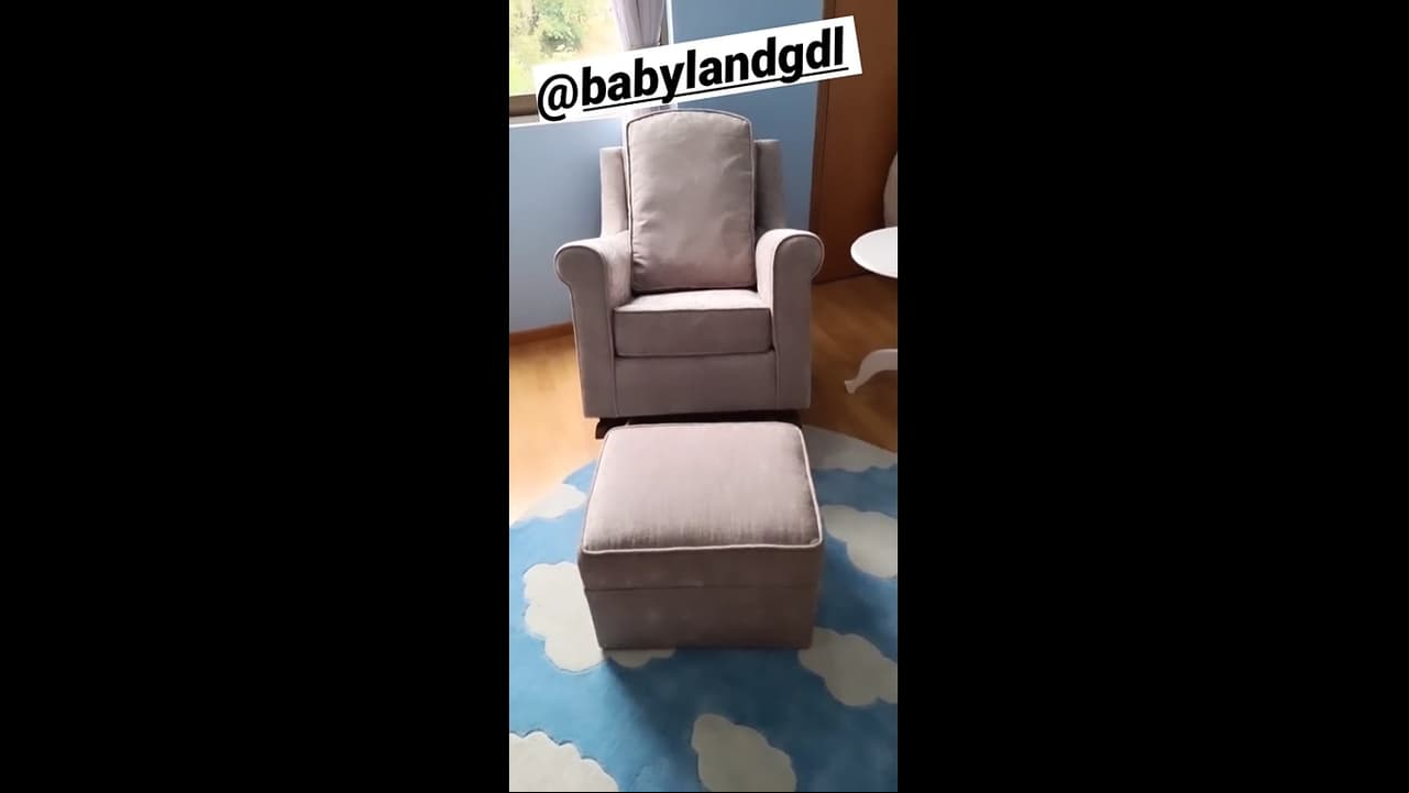 Los muebles son de tonalidades azul y gris; además cuenta con un tapete redondo que simulan un cielo con nubes.