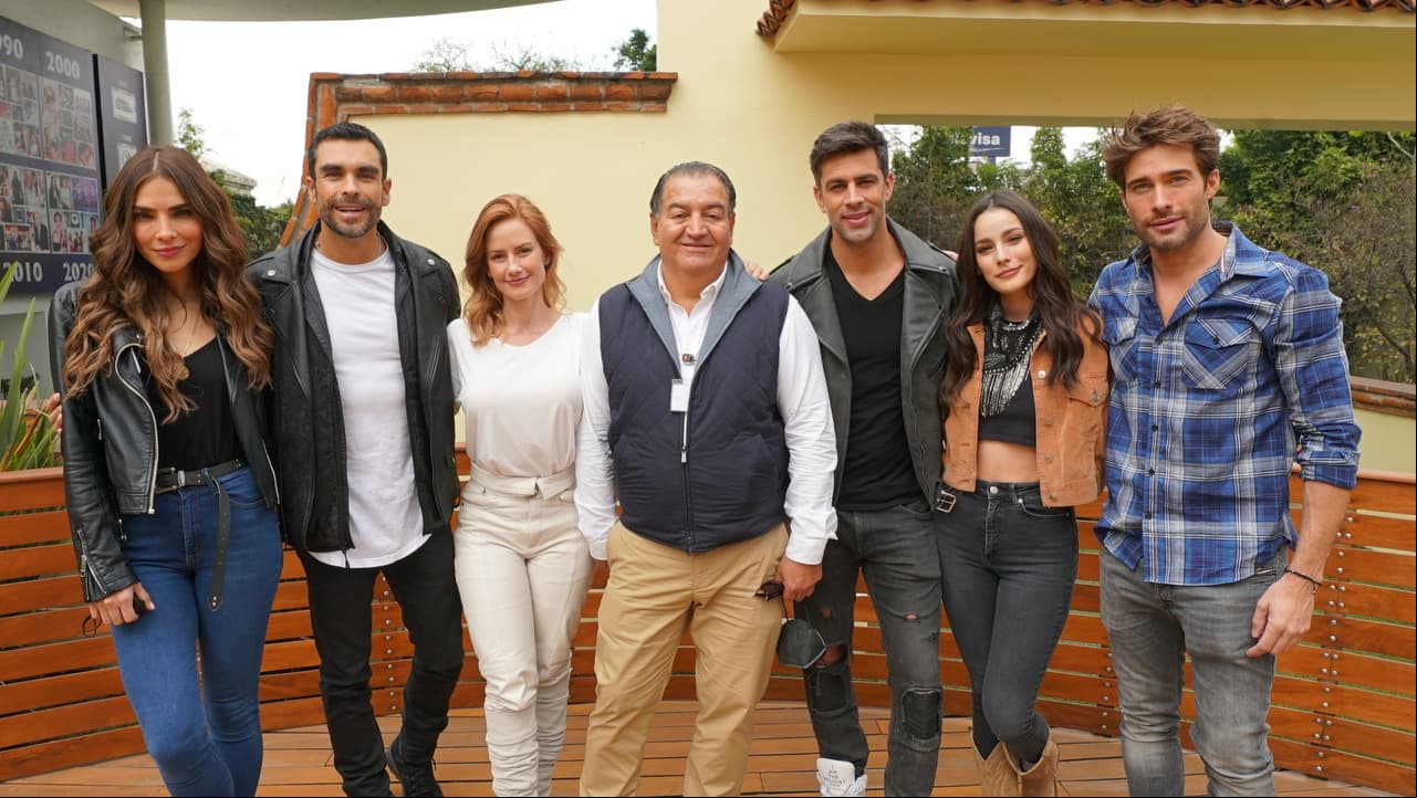 El productor Salvador Mejía se reunió con parte del elenco de su nueva telenovela "Corazón Guerrero" para dar los primeros pormenores de este melodrama que pronto llegará a Las Estrellas.