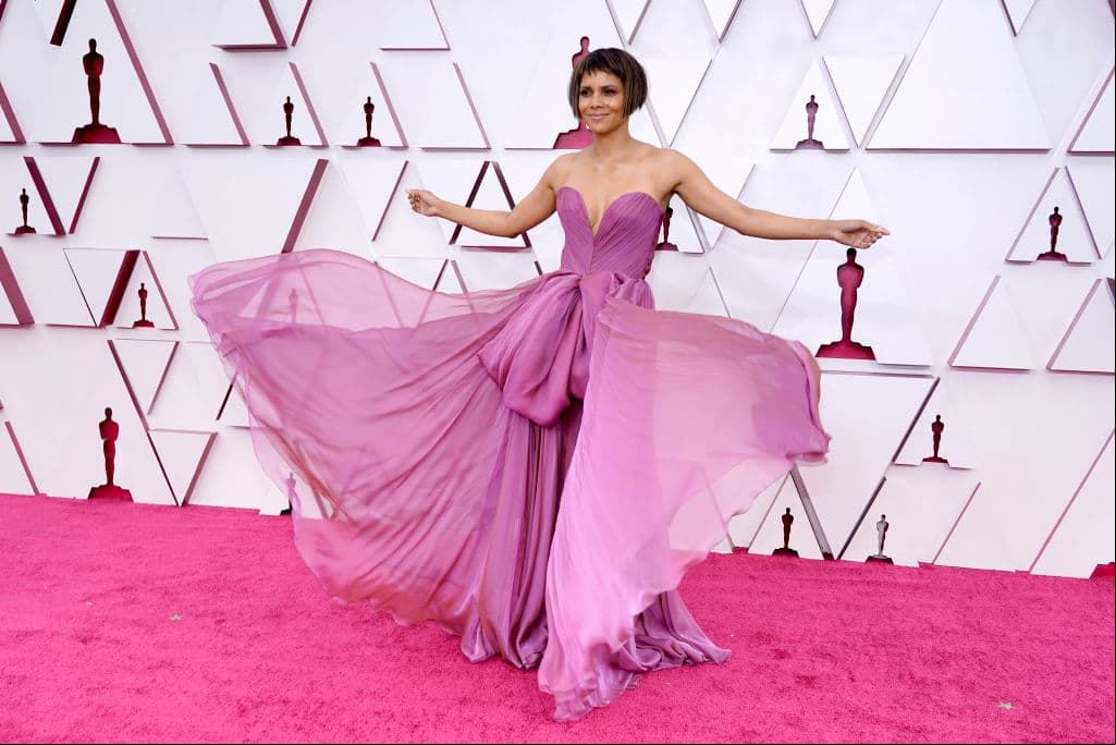 Halle Berry robó miradas a su paso por la alfombra roja por su drástico cambio de look, pues lució un corte bob. Además, portó un precioso vestido Dolce&Gabbana color rosa.