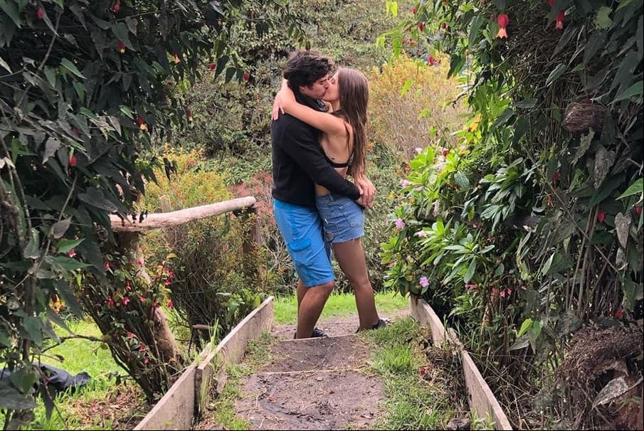 Aunque Michelle Renaud y Danilo Carrera se conocieron en 2018 durante una sesión de fotos y ese mismo año protagonizaron juntos la telenovela ‘Hijas de la Luna’, su historia de amor comenzó en junio de 2019, fecha en la que anunciaron su noviazgo con esta fotografía.
