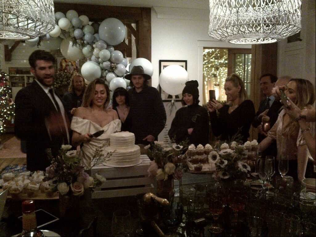 Miley Cyrus y Liam Hemsworth se casaron el 23 de diciembre. La ceremonia fue íntima y secreta. ¡Mira las fotos en la galería!