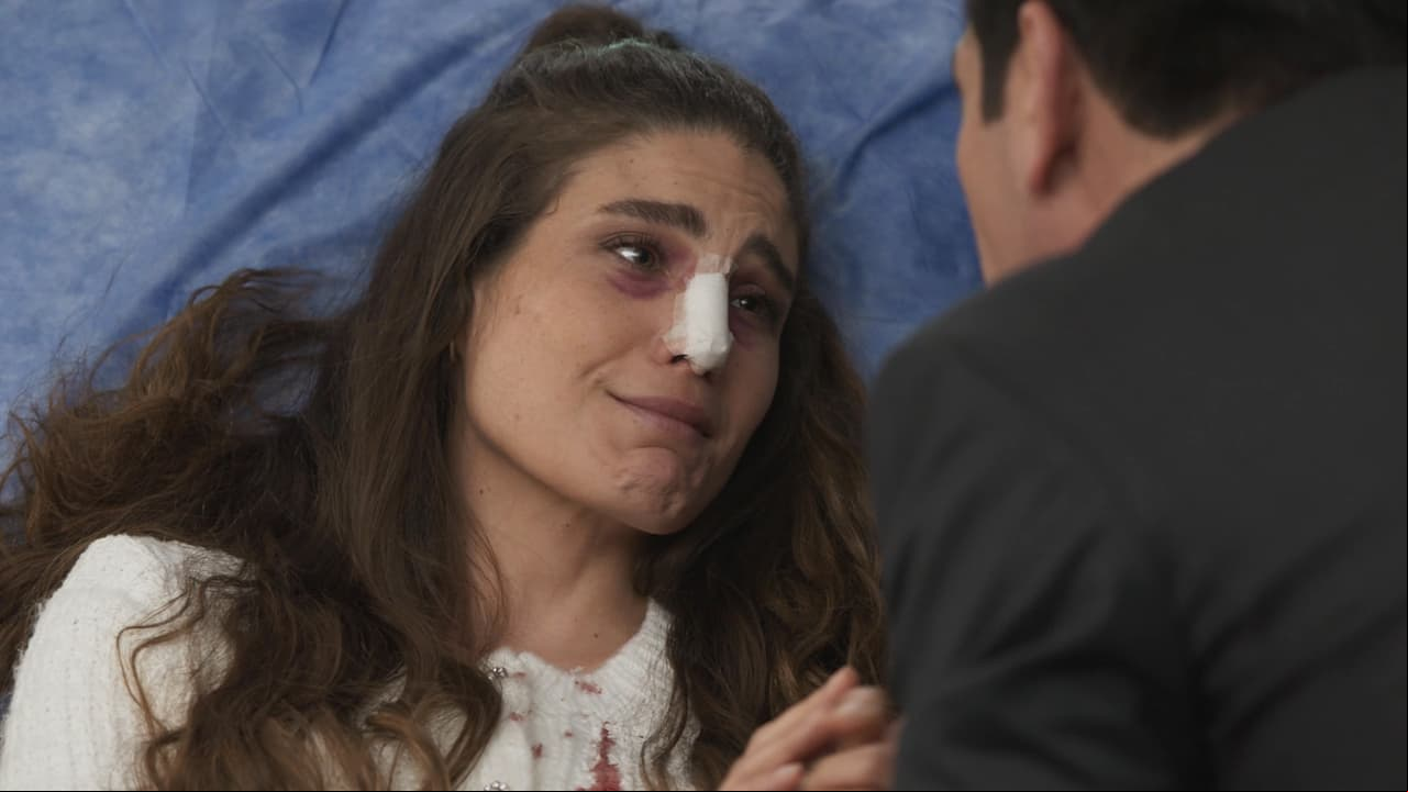 Pero como Arturo la golpea, Armando la visita en el hospital y le jura que él terminará con el chantaje.