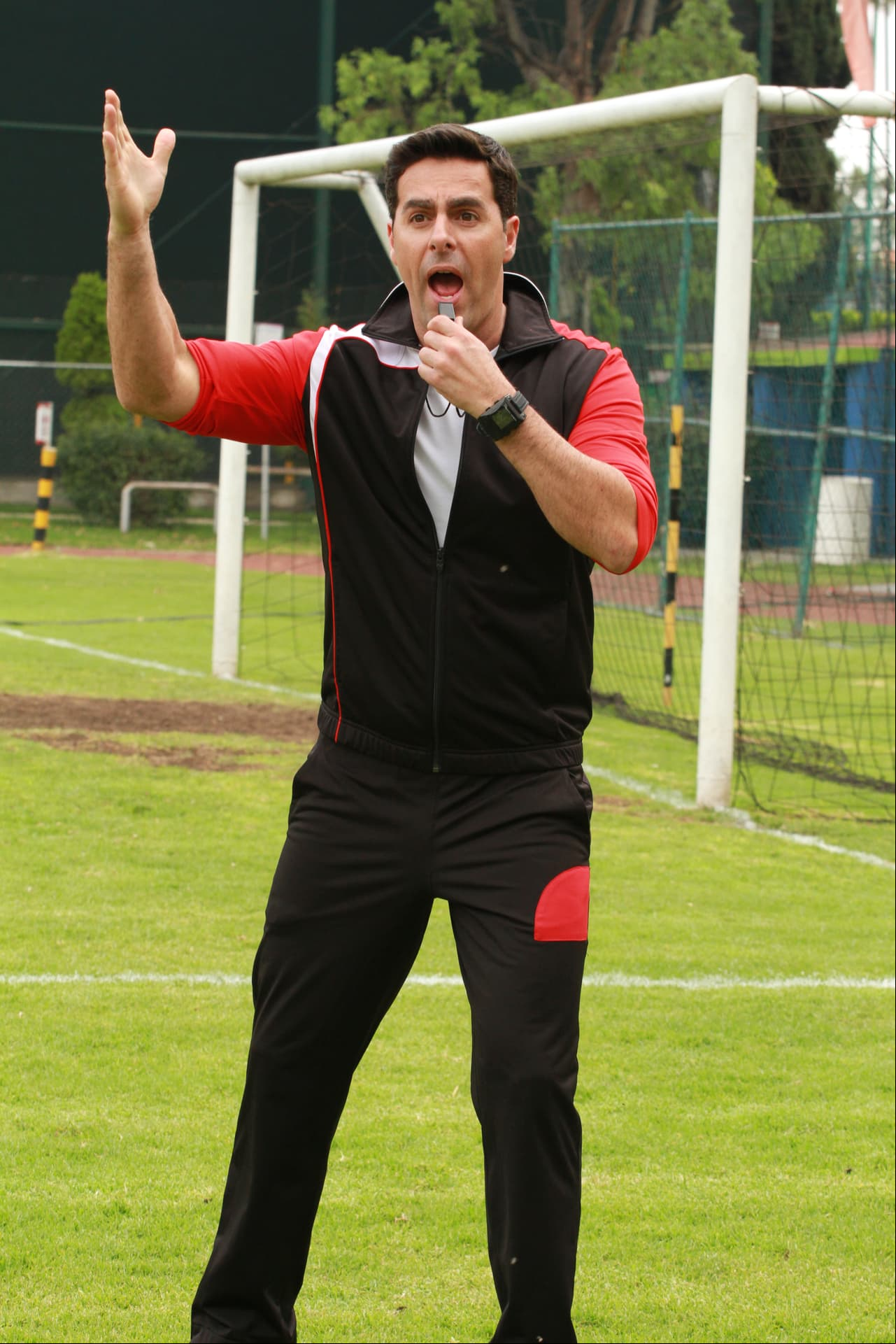 El entrenador es interpretado por Eduardo Carabajal.