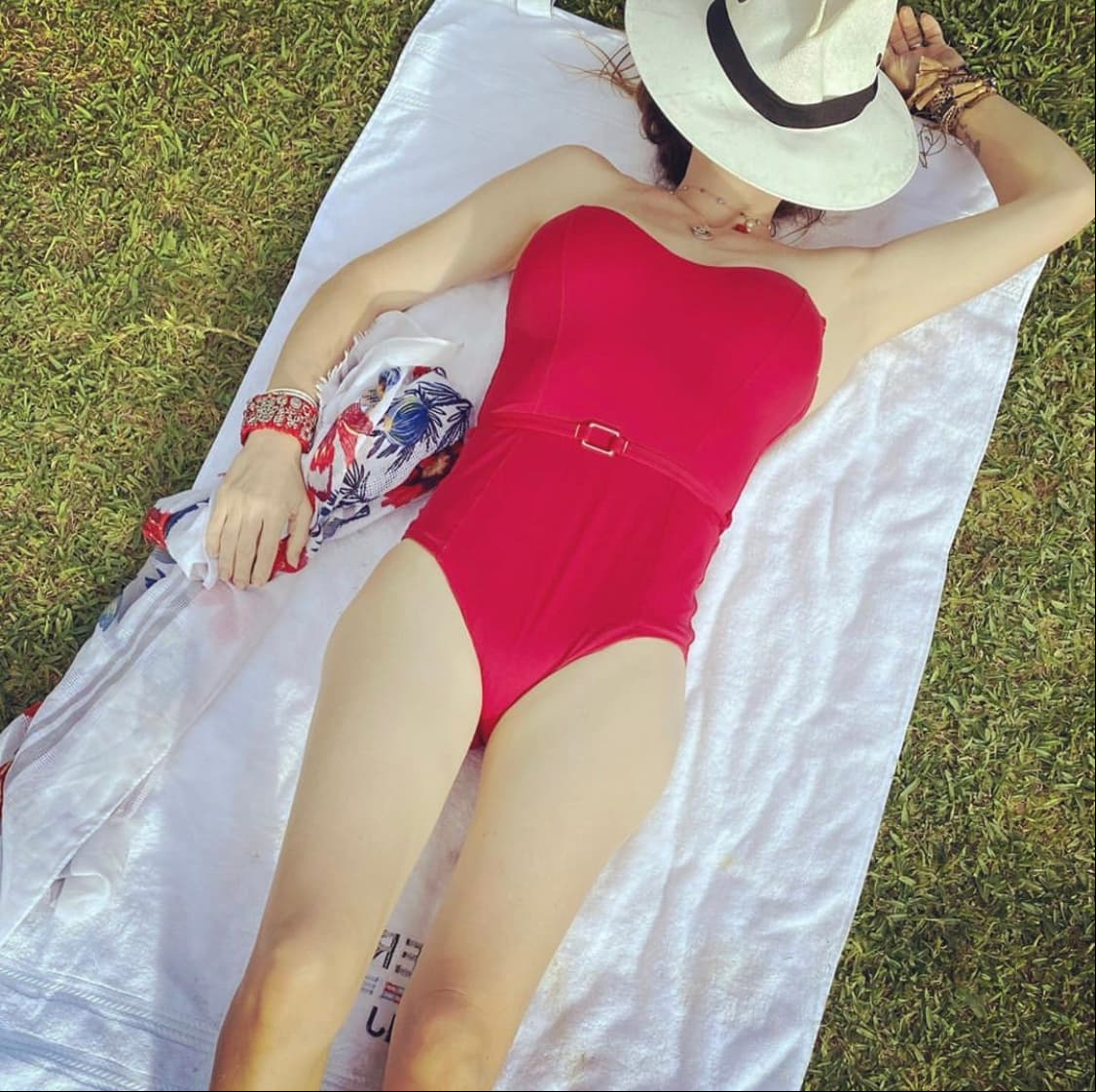 Asimismo, la "güera", como le llaman de cariño sus compañeros de OV7, presumió su figura con un traje de baño tipo vintage en color rojo, el cual enmarca su torneada figura.