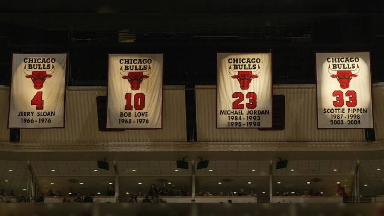Sloan utilizaba el ‘4’ en el dorsal y fue el primer jersey que los Bulls retiraron en su historia. Un par de años después de que el mítico jugador se alejara de las duelas se convirtió en entrenador.