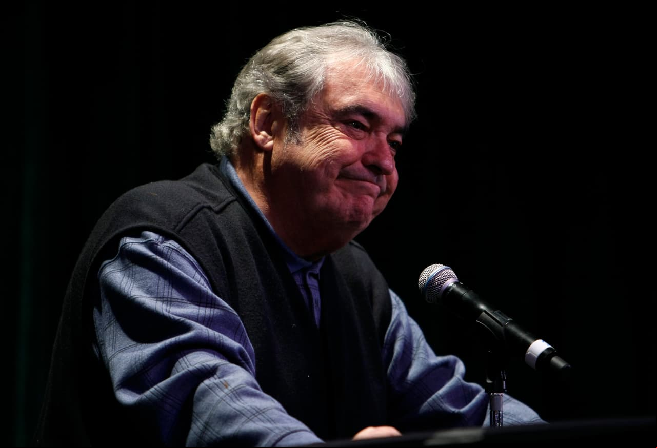 Alberto Cortez en una conferencia en la Ciudad de México