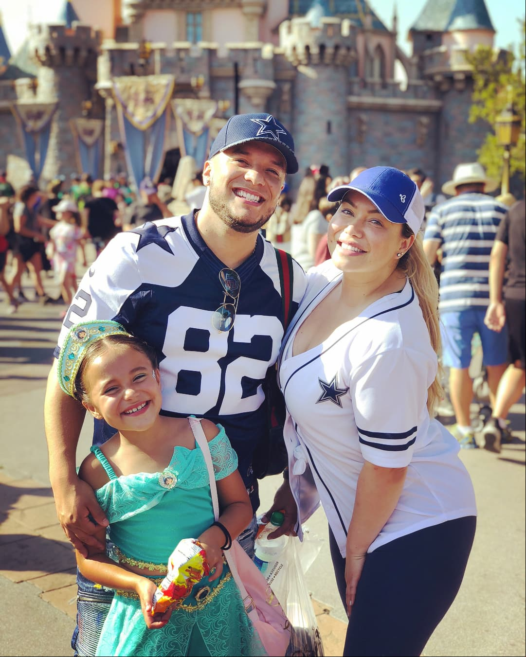 “En el lugar más feliz de la tierra, Disneyland, con mi princesa #VickyNicky y su príncipe @lorenzomendez7. #BuenosTiempos #Disney #PrincesaJazmine #Vaqueros. ¡No puedo esperar a que comience la temporada de futbol”, escribió la primogénita de Jenni Rivera