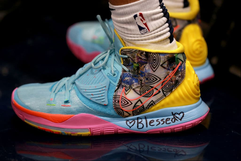 Los jugadores del mejor básquetbol del mundo siguen mostrando su buen gusto por los tenis y nos regalan nuevos modelos totalmente a la moda. Cheque los nuevos tenis.