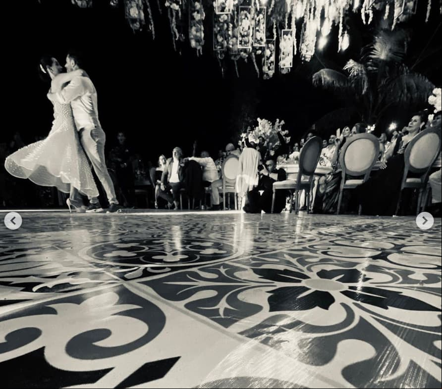Para su primer baile como esposos, los actores eligieron la balada ‘Entra en mi vida’ de Sin Bandera, para continuar con un apasionado tango que dominaron a la perfección, dejando con la boca abierta a sus invitados, cerrando con ‘Esta noche’ de Mike Bahía y Greeicy, ‘Valió la pena’ de Marc Anthony y ‘Cásate conmigo’ de Silvestre Dangond y Nicky Jam.