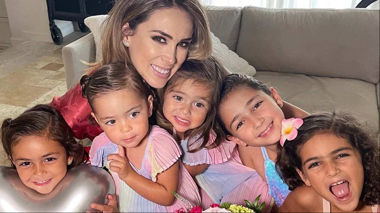 Hija de Jacky Bracamontes alarma al aparecer con la mano ensangrentada y en la sala de urgencias