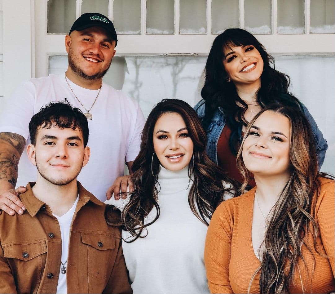 "Ella (Chiquis) tampoco fue capaz de decirle a sus hermanos: 'Inclúyanme en la herencia, porque la bronca que tuve con mi mamá quedó resuelta o no fue verdad'. Entonces, ni siquiera después de muerta Jenni Rivera pudo Chiquis entrar en la herencia", declaró la periodista.