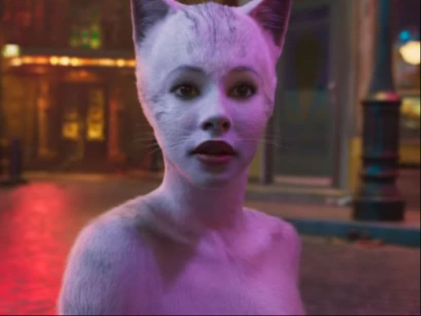 sca Hayward también forma parte del elenco. Los s se preguntan por qué los gatos tienen narices humanas.