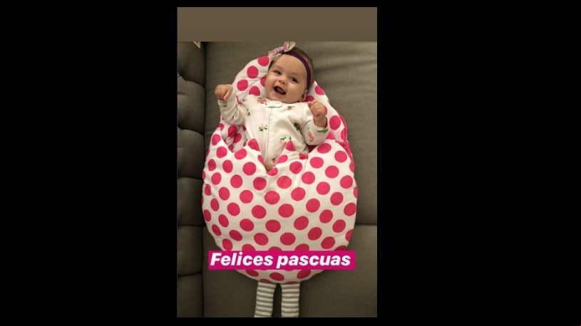 Ingrid Martz hizo de la primera Pascua de su hija Martina algo especial, por lo que le compró un lindo atuendo en forma de huevo.