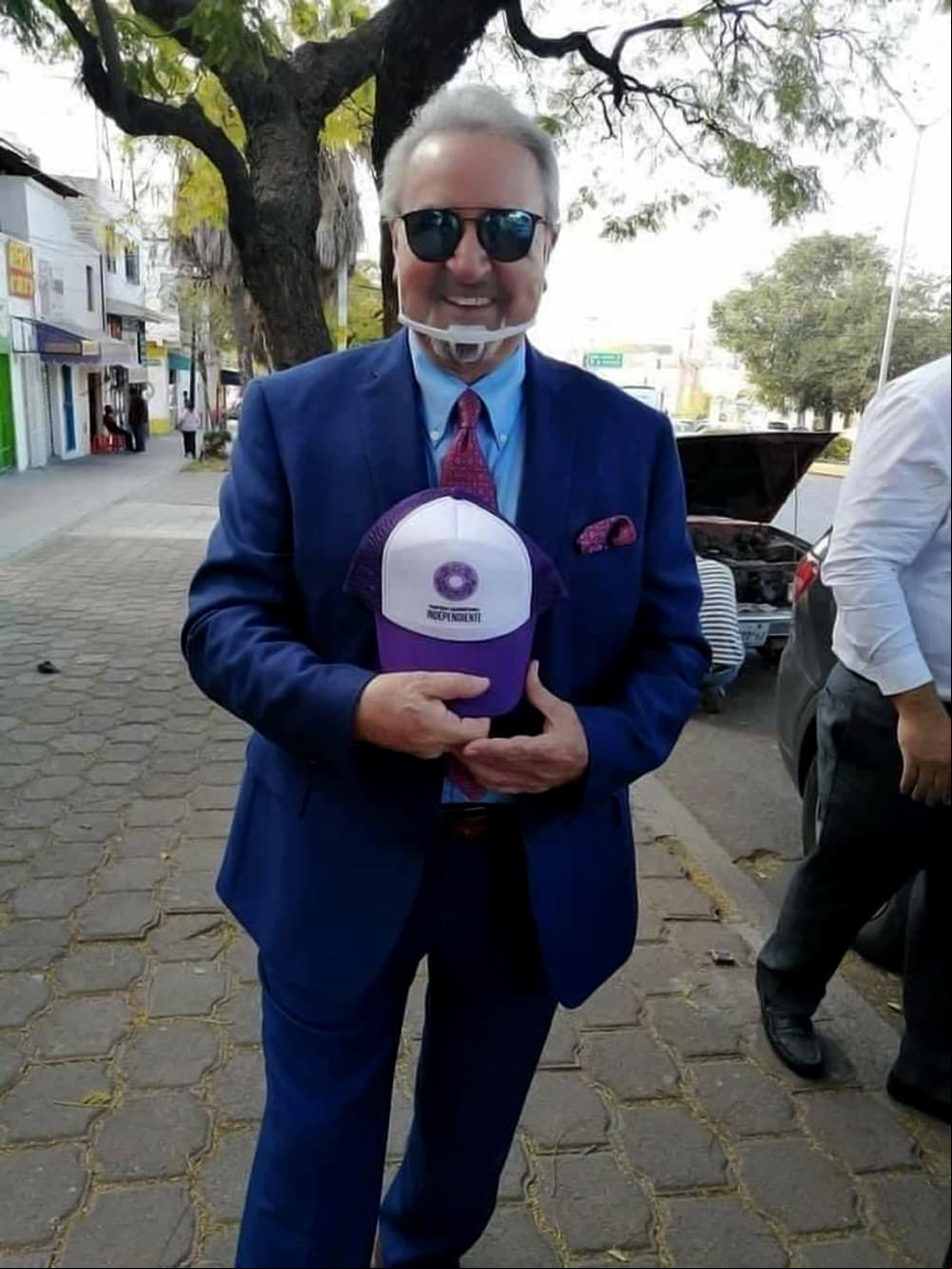 Uno de los primeros famosos en dar la noticia de su salto a la política fue el actor Carlos Villagrán, quien es mejor conocido por haber interpretado a 'Kiko' en la emblemática serie de televisión mexicana 'El Chavo del 8'. Sin embargo, el histrión no solo se registró como precandidato a la presidencia municipal de Querétaro, sino a la gubernatura del estado. Esto, de la mano del Partido Querétaro Independiente.