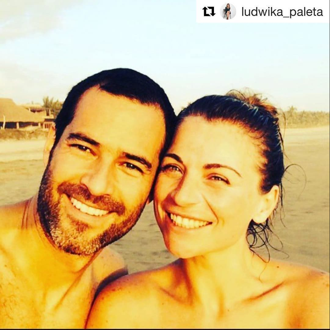 En octubre de ese año la pareja decidió hacer pública su relación. Emiliano acompañó a su amada a su debut en la obra ‘Un Dios salvaje’ y, al finalizar el evento, el empresario confesó que se enamoró de Ludwika por su belleza, simpatía y ternura.