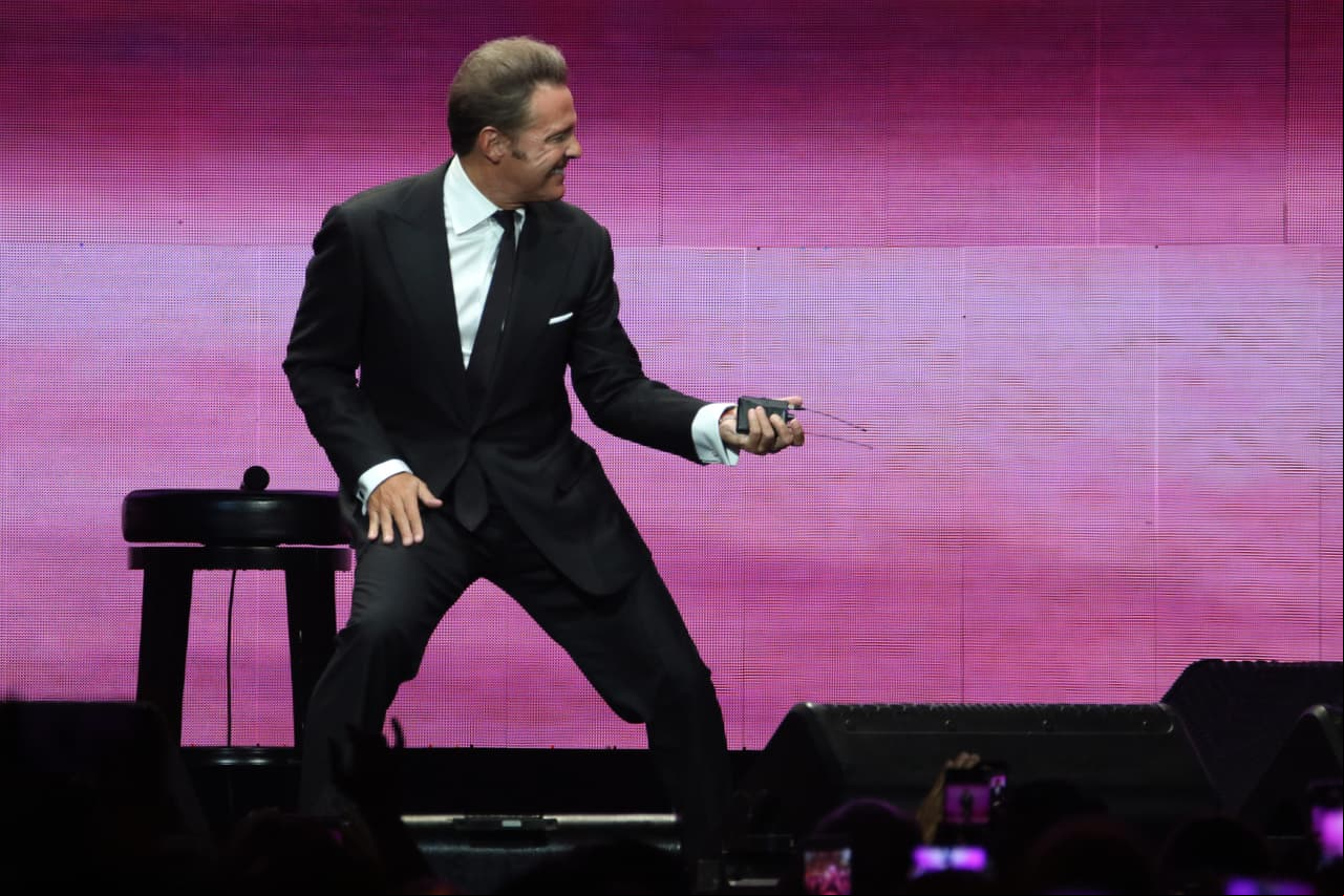 El cantante Luis Miguel se entrega a su público en Anaheim, California, ante más de 18 mil almas, como parte de su gira México por siempre’.