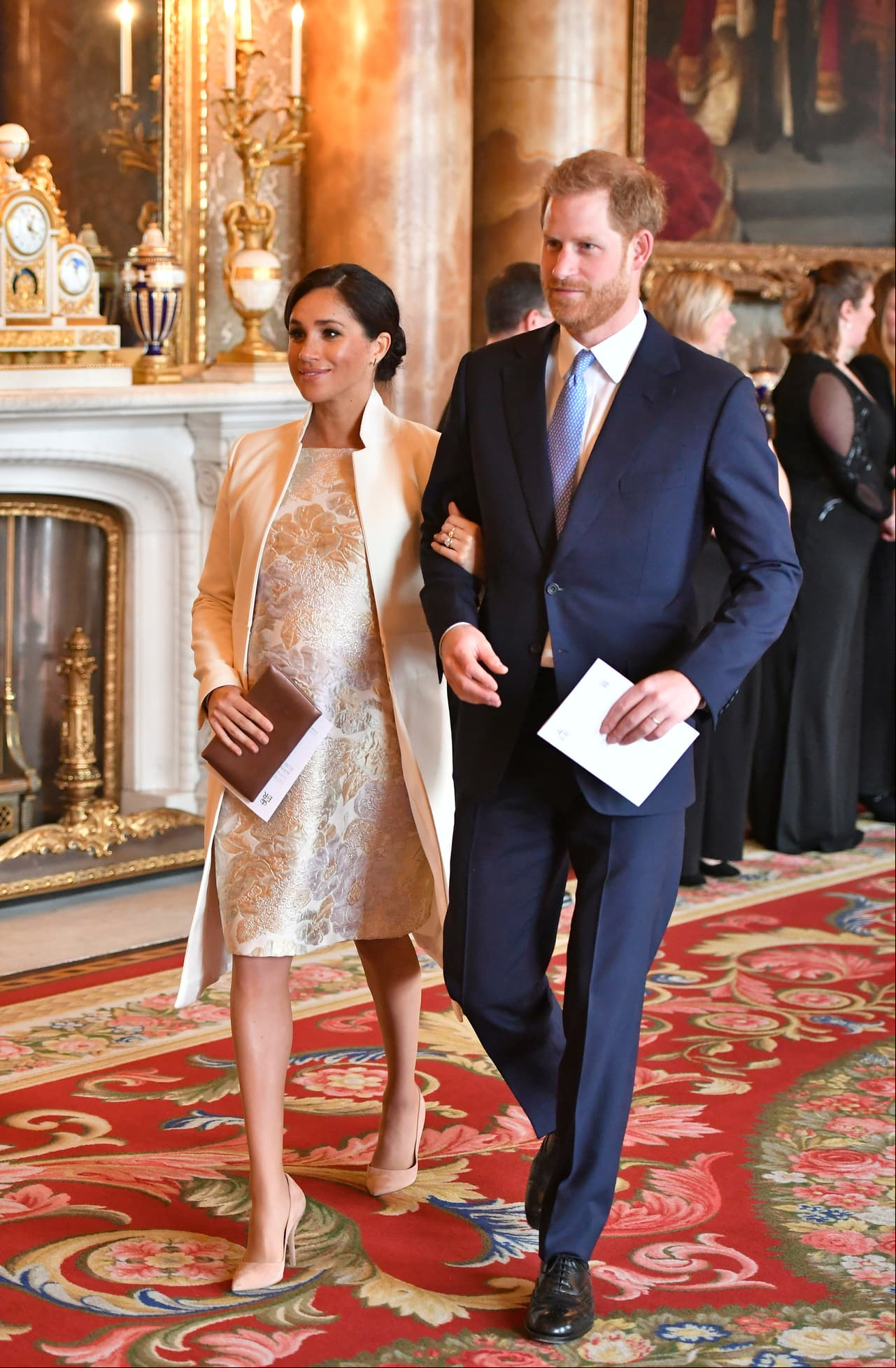 El 5 de marzo, Meghan brilló durante la recepción que se realizó en Buckingham para celebrar la investidura del príncipe de Gales;