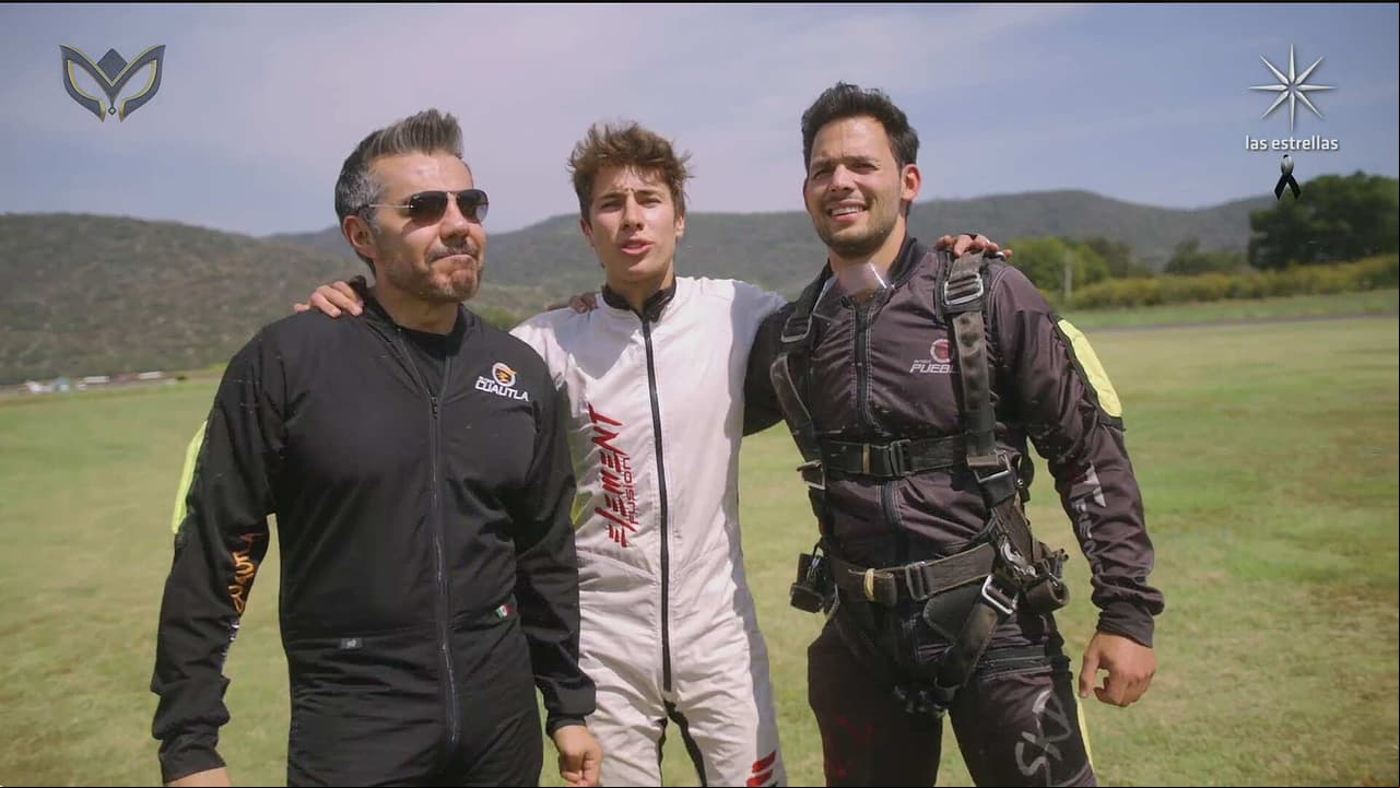 Video: Así se aventó Adrián Uribe en paracaídas en compañía de Juanpa Zurita