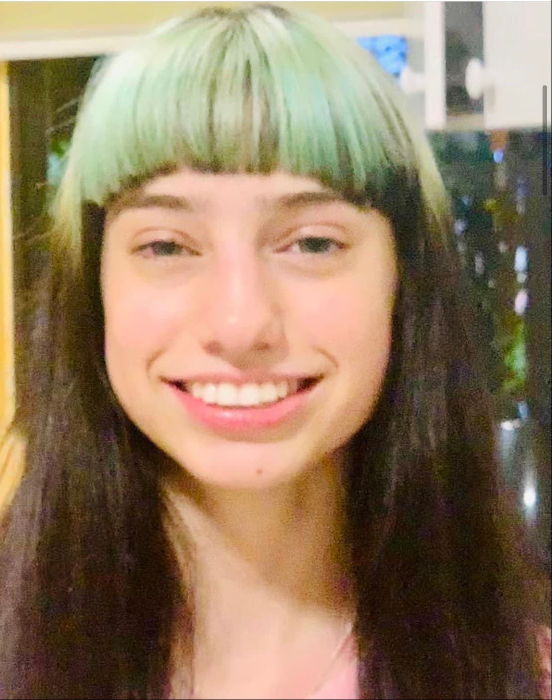 Cynthia Klitbo, a quien actualmente puedes ver en 'El Dragón', igualmente mostró el resultado del corte de fleco que le hizo a su hija Elisa Fernanda, de 14 años. "Cuando tu hija te pide que le cortes el fleco en cuarentena", apuntó la actriz debajo de la imagen.