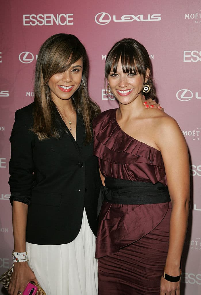 Kidada y Rashida Jones, hijas de Quincy Jones y Peggy Lipton. La mayor se dedica al diseño, actuación y modelaje, mientras que Rashida es actriz, productora, compositora y escritora. Todo un talento.