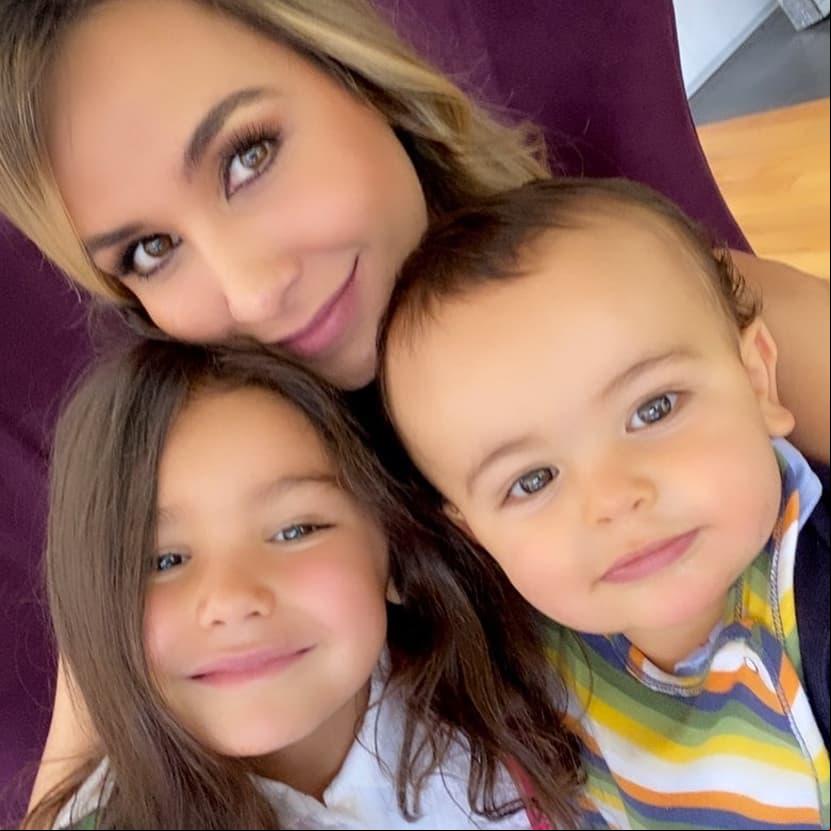 Además, el pasado 22 de abril, Odalys subió una selfie en compañía de sus hijos, donde detalló que los pequeños son su vida entera y Patricio Borghetti, el padre de los menores, destacó que “¡Los 3 iguales!”.