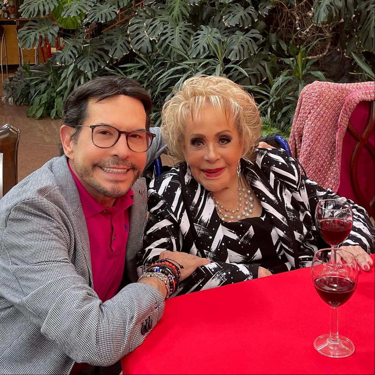 ¿Juan José Origel está en el testamento de Silvia Pinal? Esto recibiría