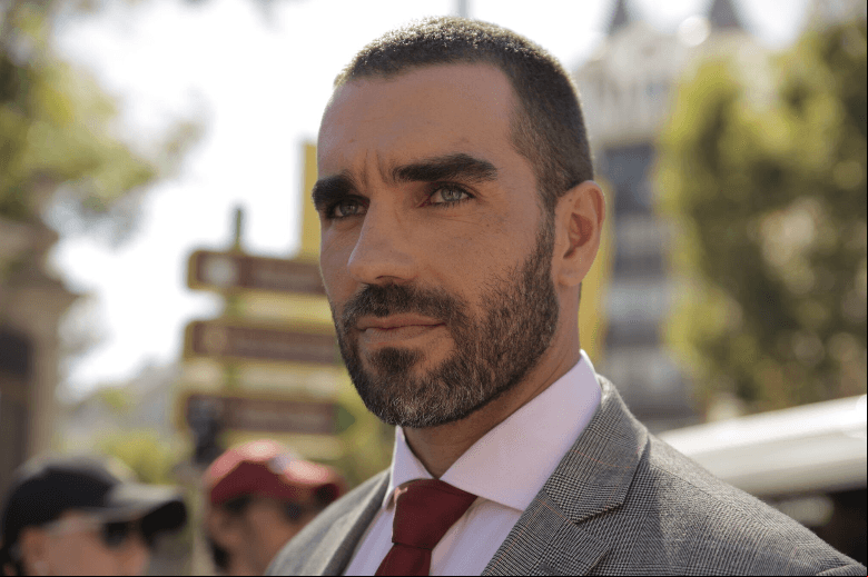 Al final, Marcus posó como todo un galán a la cámara.