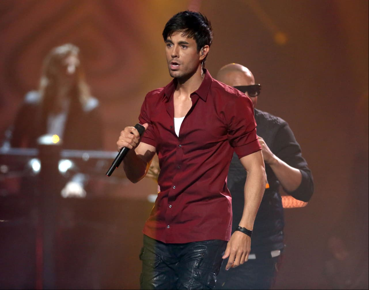 Enrique Iglesias expresa su felicidad por ser padre