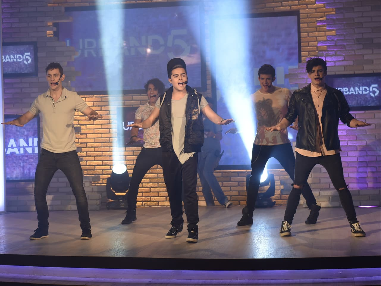 ¡Urband5 canta Irremplazable en HOY!