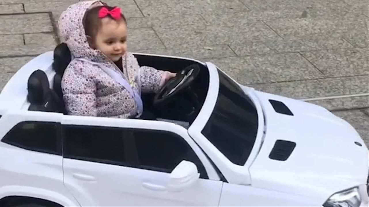 Bella, hija de Marlene Favela, recibe lujoso automóvil como regalo de Día de Reyes Magos