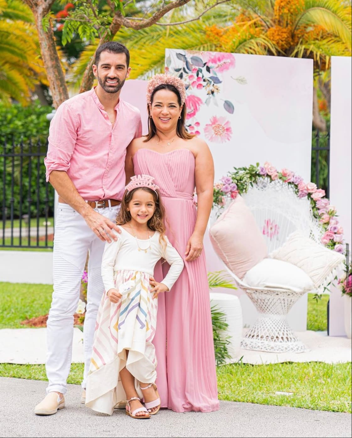 La actriz y conductora Adamari López y el bailarín Toni Costa se conocieron en 2011, cuando el destino los unió en el reality show 'Mira quién baila'. Ella tenía 40 años y él, 25 años. Desde entonces la pareja ha conformado una de las relaciones más estables del mundo del espectáculo y son padres de Alaia, quien nació en marzo de 2015.
