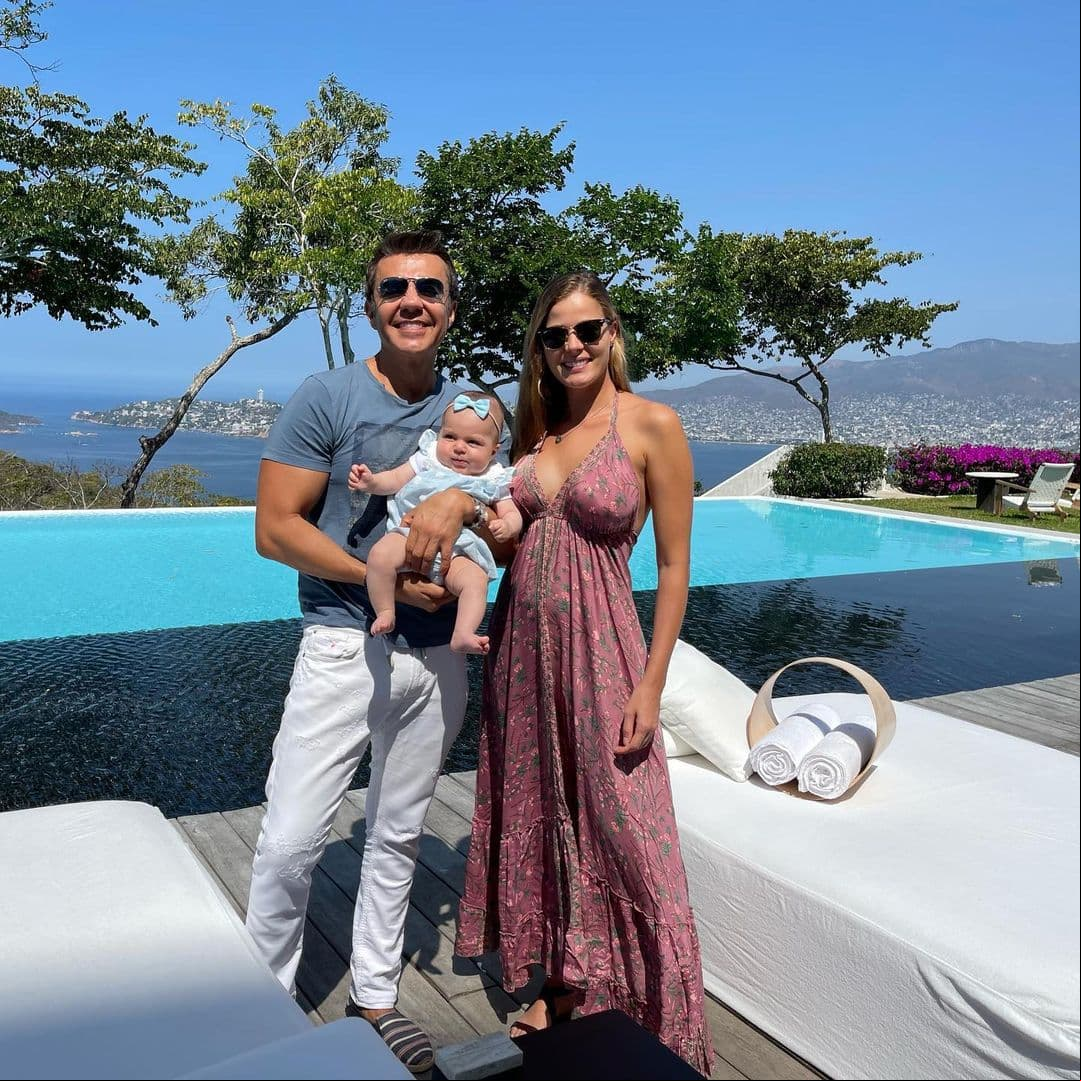 Adrián Uribe y Thuany Martins celebran el bautizo de su hija Emily con íntima fiesta