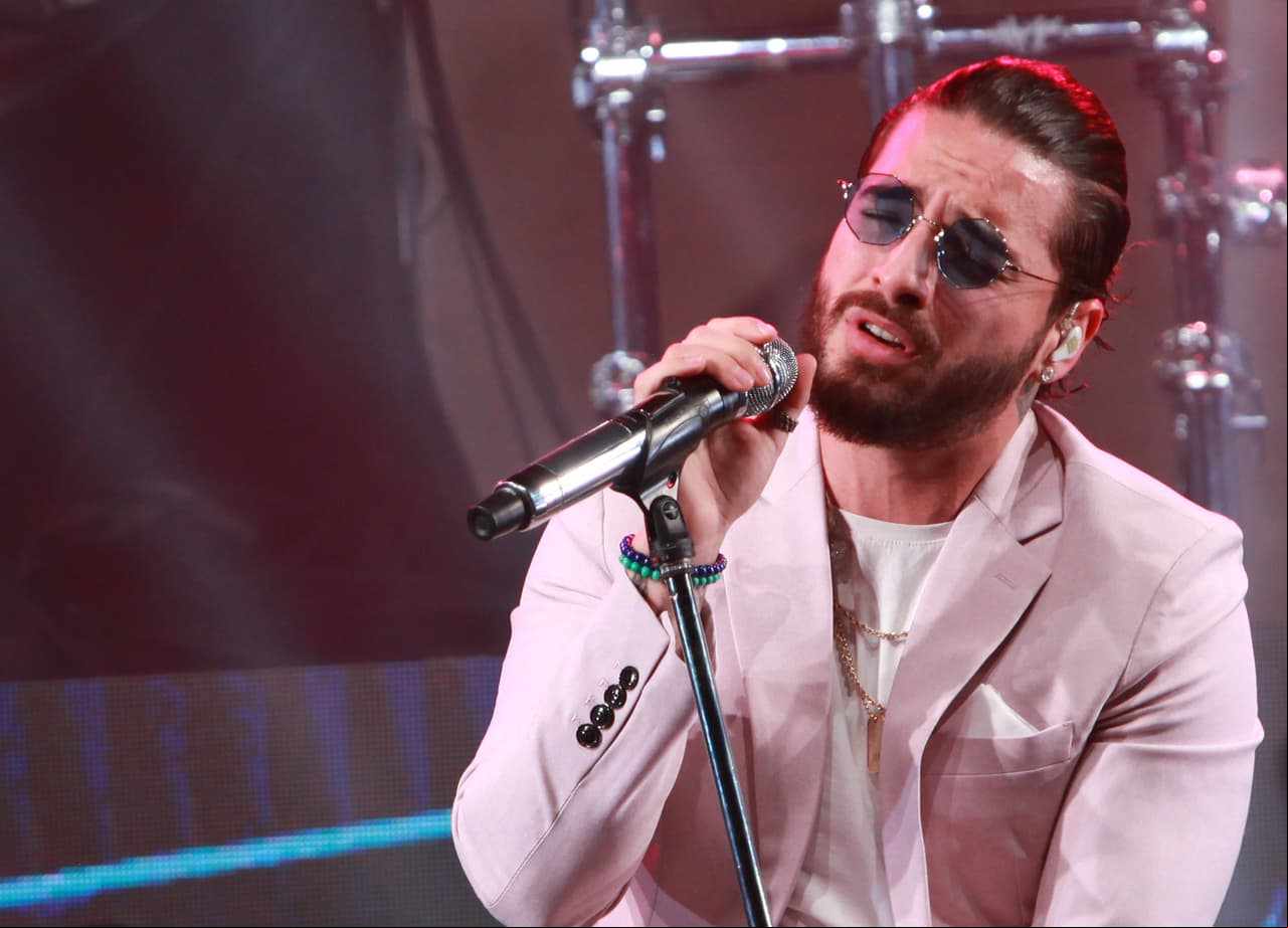 Jason Derulo ya había presentado una versión de 'Colors' en inglés, sin embargo, Maluma le agrega su característico toque.