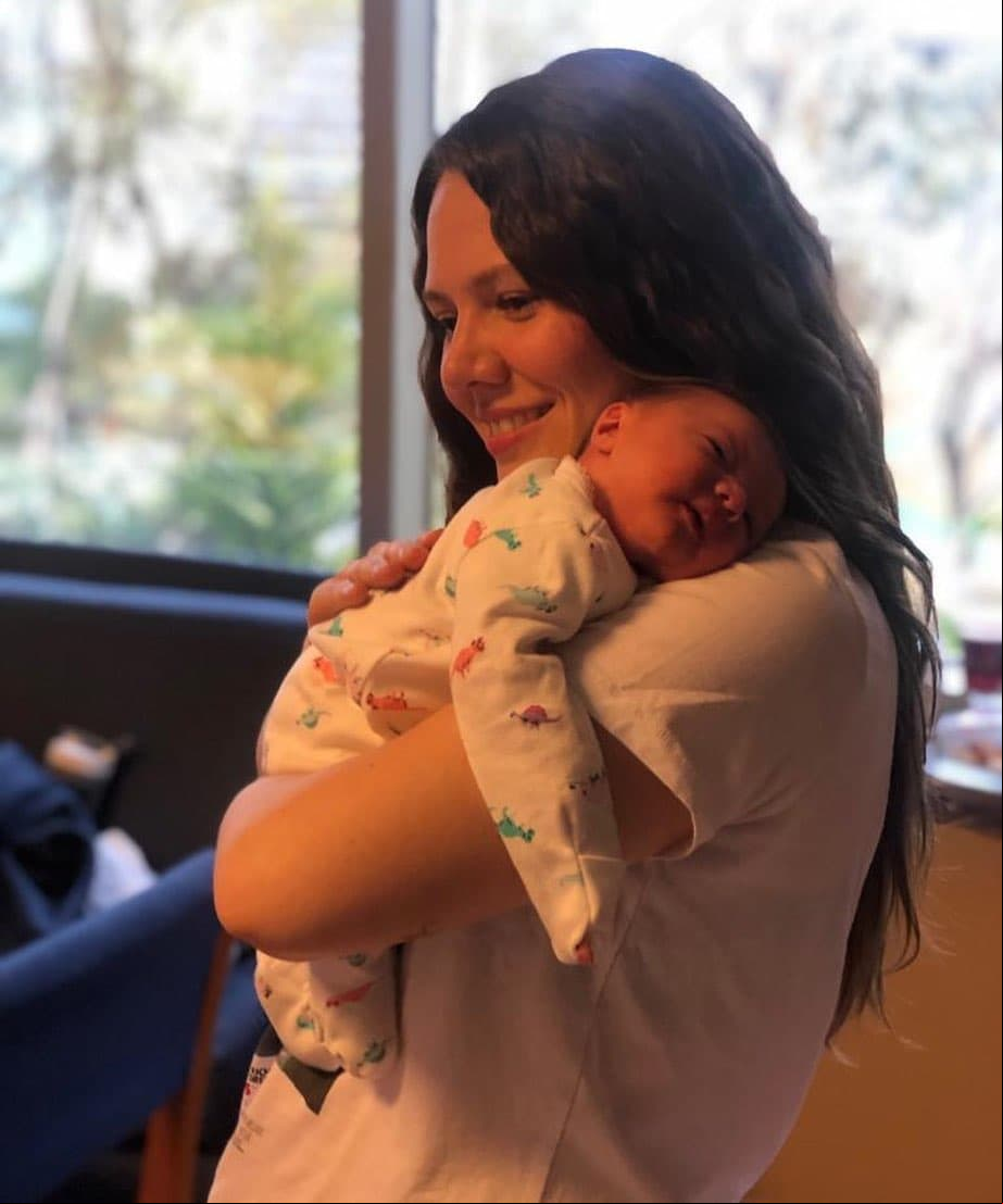 Tras esta publicación, Jesse, mostró otra imagen de la intérprete, dejando ver cómo se ve su hermana en su faceta como mamá.