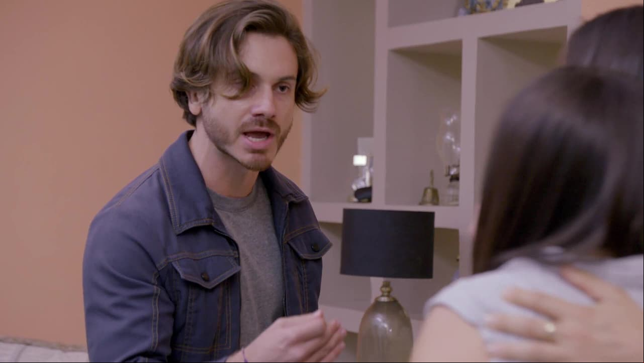 Julián cachetea a su hijastra frente a su pareja en Como dice el dicho