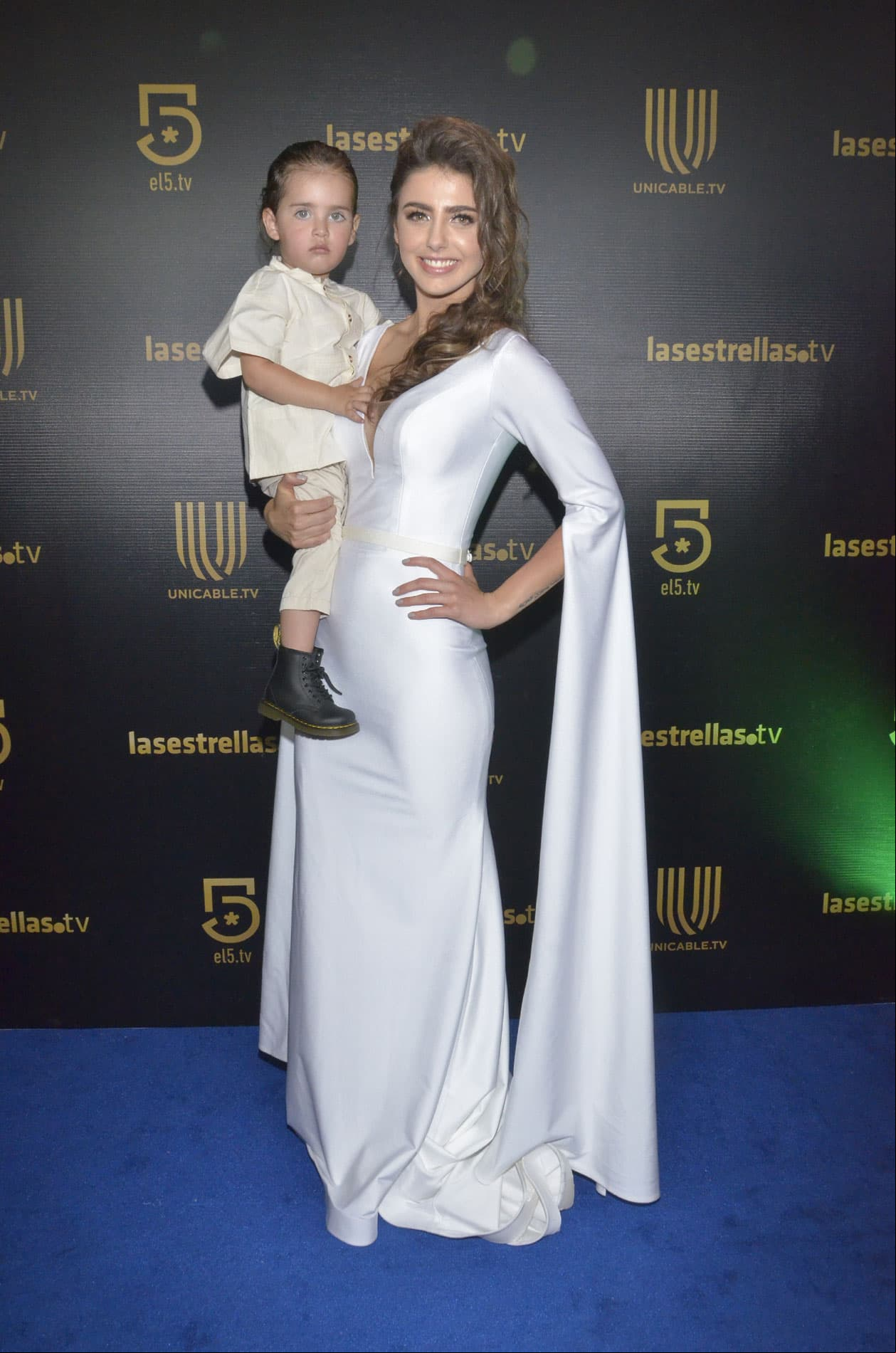 Michelle Renaud, nominada como 'Mejor Actriz' por 'Hijas de la Luna', asistió con su hijo Marcelo y usó un vestido blanco de Benito Santos.