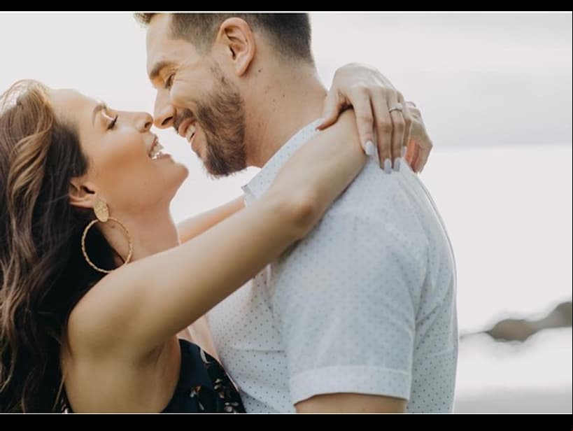 Tras once años de relación, Carmen Villalobos y Sebastián Caicedo llegaron al altar el pasado 18 de octubre en Cartagena de Indias, en Colombia, con el atardecer de fondo y el mar como testigos.