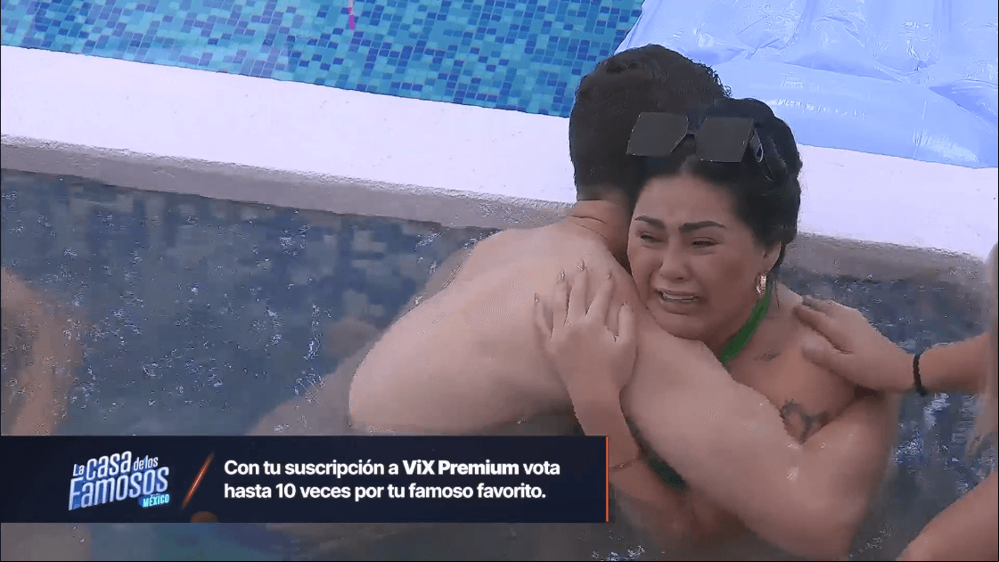 Adrián Marcelo abraza a Gomita